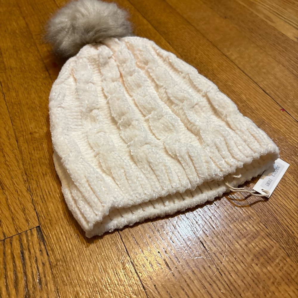 Chic Cream Knit Beanie with Pom-Pom - Picture 2 of 6